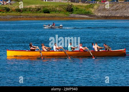 Hommes et femmes aviron de la Seine à Portmagee Regatta, comté de Kerry, Irlande Banque D'Images