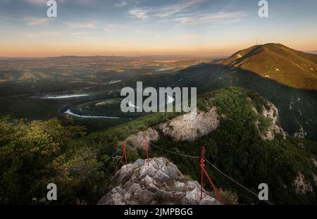 La gorge Ovcar-Kablar et la rivière Morava occidentale serpentant en Serbie, vue depuis le sommet de la montagne Kablar Banque D'Images