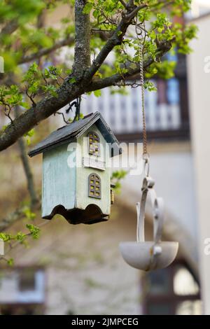 Maison d'oiseau en bois comme décoration dans un arbre dans le jardin Banque D'Images