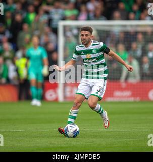 6th août 2022 ; Victoria Park, Dingwall, Écosse, Scottish Premier League football, Ross County versus Celtic FC ; Greg Taylor du Celtic sur le ballon Banque D'Images