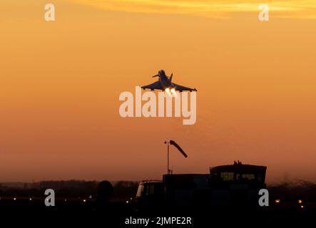 RAF Coningsby Scramble les Jets de l'OTAN QRA en défense de l'Ukraine et des alliés de l'OTAN Banque D'Images