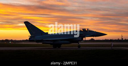 RAF Coningsby Scramble les Jets de l'OTAN QRA en défense de l'Ukraine et des alliés de l'OTAN Banque D'Images