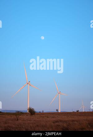 Éoliennes à la campagne et sur la lune. West Lothian, Écosse, Royaume-Uni Banque D'Images