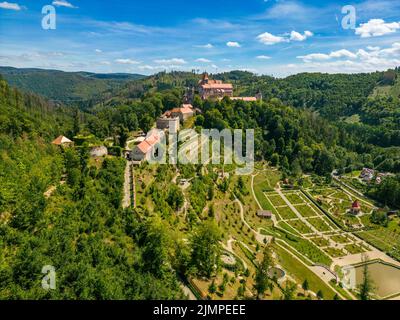 Un drone aérien s'envole près du château de Pernstejn, République tchèque. Région de Vysocina près du village de Nedvedice. Jour d'été avec soleil et ciel bleu. Nature verte Banque D'Images