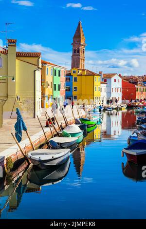 Maisons colorées et une tour inclinée Banque D'Images