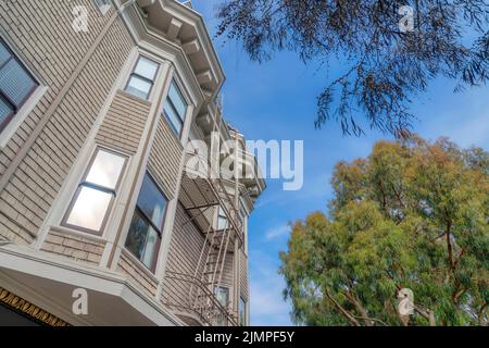 Immeuble d'appartements dans une vue à angle bas avec des panneaux latéraux de bardeaux de bois à San Francisco, Californie. Appartement avec escalier d'urgence sortie à l'avant et Banque D'Images