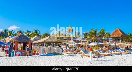 Personnes huttes côte des caraïbes et vue panoramique sur la plage Tulum Mexique. Banque D'Images