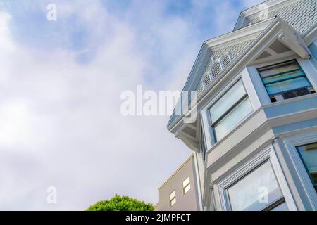 Maison de banlieue avec vue à angle bas, fenêtres en verre réfléchissant et panneaux latéraux festonnés sur son sommet. Extérieur de la résidence à San Francisco, Californie wi Banque D'Images