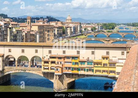 Florence, Italie - Circa juin 2021: Paysage de la ville avec le Vieux Pont - Ponte Vecchio. Banque D'Images