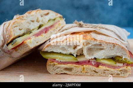 Sandwich cubain grillé avec cornichons, fromage et jambon Banque D'Images