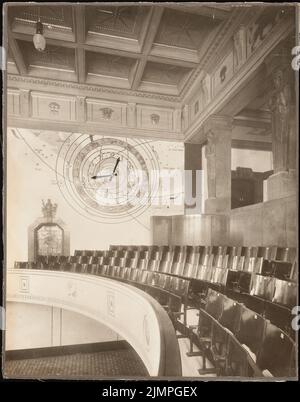 Seeling Heinrich (1852-1932), Rathaus Berlin-Charlottenburg. Poste. (?) (1910): Salle de vue intérieure de la Stadtparkasse. Photo sur papier, sur carton, 38,3 x 30 cm (y compris les bords de numérisation) Seeling Heinrich (1852-1932): Rathaus, Berlin-Charlottenburg. Erweiterung (?) Banque D'Images