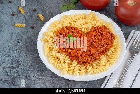 Délicieuse sauce bolognaise à la viande avec des pâtes fusili Banque D'Images