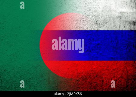 Drapeau national de la Fédération de Russie avec la République populaire du Bangladesh drapeau national. Grunge l'arrière-plan Banque D'Images