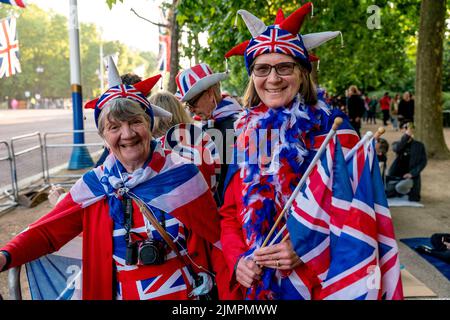 Les Britanniques arrivent tôt pour se tenir le long de la galerie marchande pour Un bon point de vue pour voir la parade d'anniversaire de la reine, Londres, Royaume-Uni. Banque D'Images