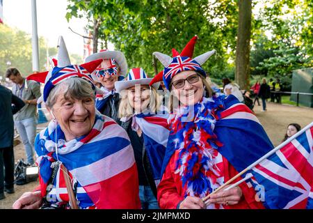 Les Britanniques arrivent tôt pour se tenir le long de la galerie marchande pour Un bon point de vue pour voir la parade d'anniversaire de la reine, Londres, Royaume-Uni. Banque D'Images