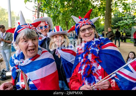 Les Britanniques arrivent tôt pour se tenir le long de la galerie marchande pour Un bon point de vue pour voir la parade d'anniversaire de la reine, Londres, Royaume-Uni. Banque D'Images