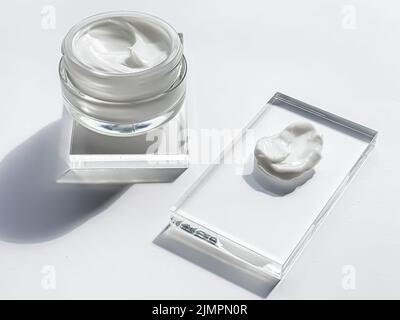 Pot hydratant crème pour le visage et échantillon de produit sur verre, beauté et soin de la peau, science cosmétique Banque D'Images