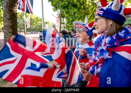 Un groupe de Britanniques ayant campé la nuit le long du Mall Sing the National Anthem au profit de la presse étrangère, Londres, Royaume-Uni. Banque D'Images