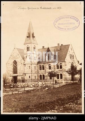 Güldenpfennig Arnold (1830-1908), église et presbytère, Rudolstadt (1873) : vue de face. Photo sur papier, 20 x 14,8 cm (y compris les bords de numérisation) Güldenpfennig Arnold (1830-1908): Kirche und Pfarrhaus, Rudolstadt Banque D'Images