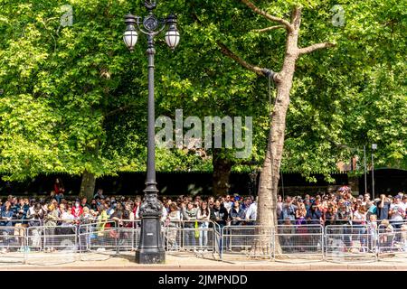 Les spectateurs défilent dans le centre commercial pour assister à la parade d'anniversaire de la reine lors des célébrations du Jubilé de platine de la reine, Londres, Royaume-Uni. Banque D'Images