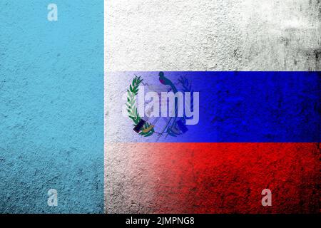 Drapeau national de la Fédération de Russie avec la République du Guatemala drapeau national. Grunge l'arrière-plan Banque D'Images