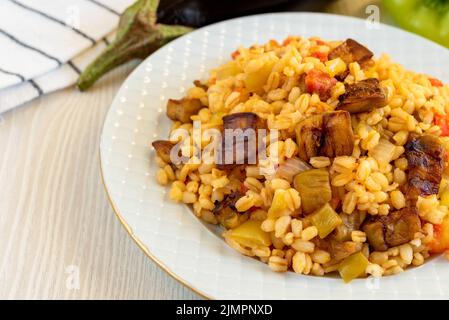Bulgur turc et pilaf d'aubergine sur une assiette en gros plan Banque D'Images