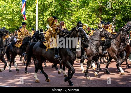 Les musiciens de l'armée britannique à cheval prennent part à la Queen's Birthday Parade en longeant le Mall to Horse Guards Parade pour le Trooping the Colo Banque D'Images