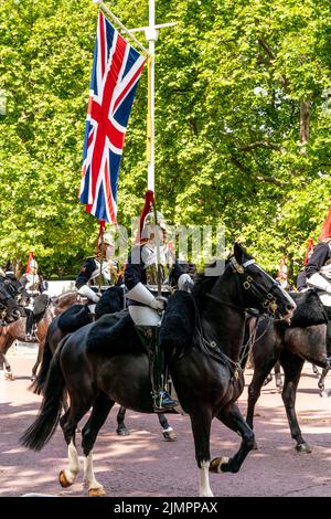 Les soldats de l'armée britannique à cheval prennent part à la Queen's Birthday Parade en longeant le Mall to Horse Guards Parade pour le Trooping the Colou Banque D'Images