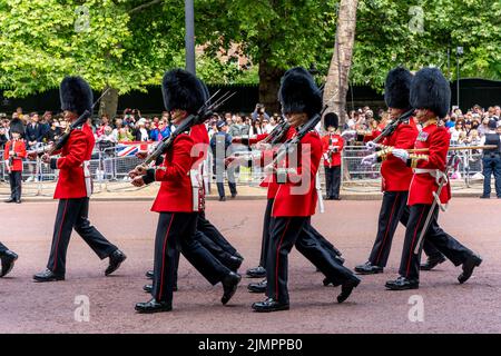 Les musiciens de l'armée marchont de retour le long du Mall après avoir pris part à la cérémonie de la couleur à Horse Guards Parade, le Queen's Platinum Jubilee ce Banque D'Images