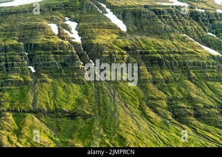 Gros plan sur la surface d'un terrain de montagne islandais abîmé l'été en Islande Banque D'Images