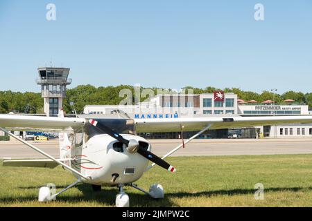 Mannheim, Allemagne, 8 juillet 2022 Cessna 172 avion d'hélice sur le terrain de stationnement par une journée ensoleillée Banque D'Images