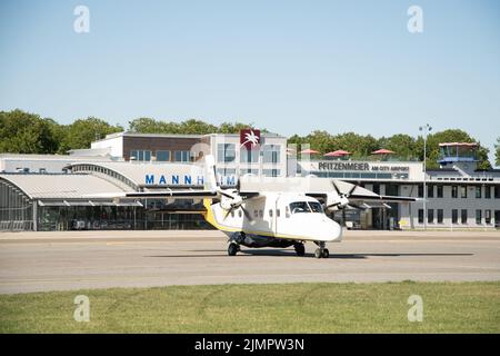 Mannheim, Allemagne, 8 juillet 2022 Dornier 228-100-Business Wings avion d'hélice au parking par une journée ensoleillée Banque D'Images