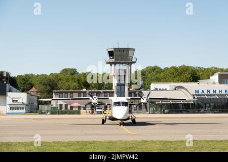 Mannheim, Allemagne, 8 juillet 2022 Dornier 228-100-Business Wings avion d'hélice au parking par une journée ensoleillée Banque D'Images