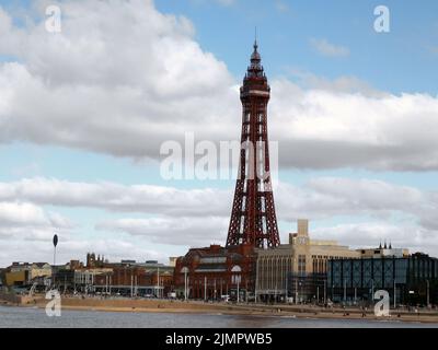 Vue sur blackpool avec l'entrée nord des bâtiments et de la tour en bord de mer Banque D'Images