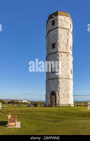 Le vieux phare de Flamborough, construit en 1674, le plus ancien des deux phares historiques, situé sur les hautes falaises de craie de Flamborough Head, dans le Yorkshire de l'est Banque D'Images