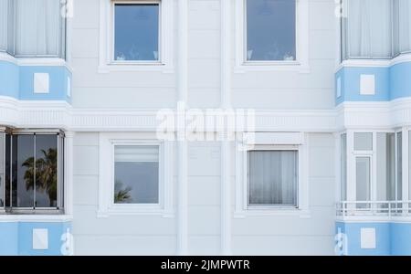 Image abstraite de l'architecture avec fenêtres et balcons. Vue de face d'un bâtiment résidentiel. Banque D'Images