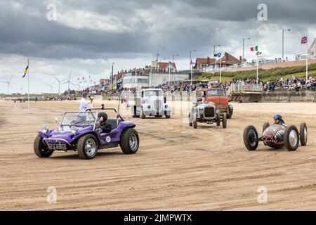 Des hot rods d'époque à l'événement « Race the Waves », où les voitures et les motos font une course sur la plage à Bridlington, dans l'est du Yorkshire, en Angleterre Banque D'Images