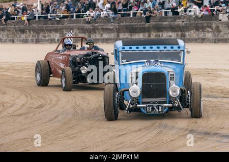Des hot rods d'époque à l'événement « Race the Waves », où les voitures et les motos font une course sur la plage à Bridlington, dans l'est du Yorkshire, en Angleterre Banque D'Images