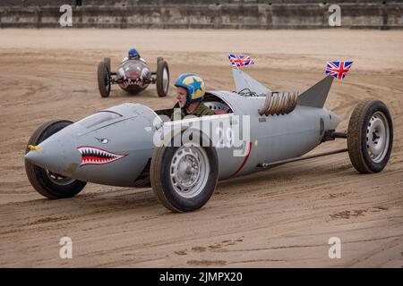 Des hot rods d'époque à l'événement « Race the Waves », où les voitures et les motos font une course sur la plage à Bridlington, dans l'est du Yorkshire, en Angleterre Banque D'Images