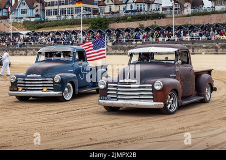 Des hot rods d'époque à l'événement « Race the Waves », où les voitures et les motos font une course sur la plage à Bridlington, dans l'est du Yorkshire, en Angleterre Banque D'Images