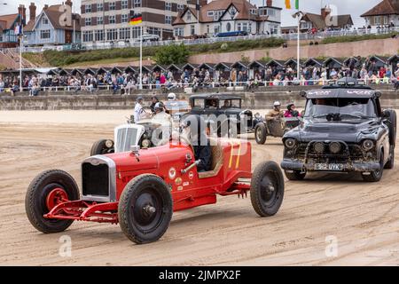 Des hot rods d'époque à l'événement « Race the Waves », où les voitures et les motos font une course sur la plage à Bridlington, dans l'est du Yorkshire, en Angleterre Banque D'Images