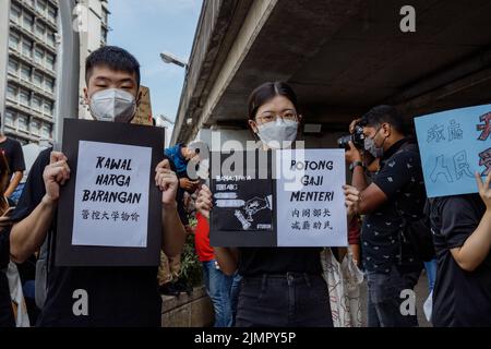 Kuala Lumpur, Malaisie. 02nd juillet 2022. Les manifestants tiennent des pancartes exprimant leur opinion lors de la manifestation, une centaine de personnes se sont rassemblées au marché central de Kuala Lumpur pour protester contre l'augmentation du coût de la vie et ont demandé au gouvernement de traiter la question plus efficacement. Crédit : SOPA Images Limited/Alamy Live News Banque D'Images