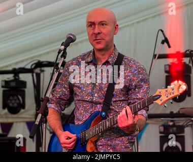 North Berwick, East Lothian, Écosse, Royaume-Uni, 7th août 2022. Fringe-by-the-Sea : l'alternative de bord de mer aux festivals d'Édimbourg. Fun les auteurs de crime d'amour jouent leurs chansons à un public apprécié. Le groupe est composé des auteurs Stuart Neville (guitare et harmonica), Christopher Brookmyre (guitare), Doug Johnstone (batterie), Val McDermid (chanteur), Mark Billingham (guitare) et Luca Veste (guitare). Photo : Chris Brookmyre. Crédit : Sally Anderson/Alay Live News Banque D'Images