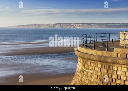 Le haut sentier côtier et la plage de Filey Beach lors d'une belle matinée d'été sur la côte du Yorkshire, en Angleterre. Banque D'Images