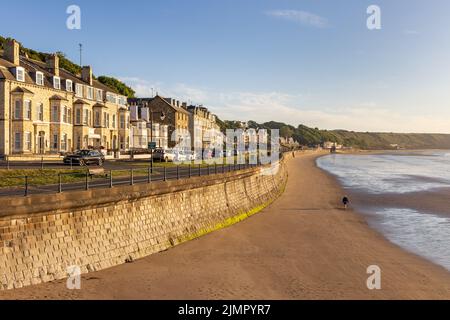 La plage et le front de mer de la ville balnéaire de Filey sur la côte du Yorkshire en angleterre. Pris en début de matinée d'été. Banque D'Images