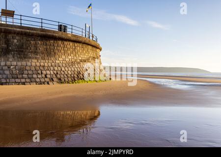 Le grand sentier côtier et la plage de sable de Filey, le long d'une belle matinée d'été sur la côte du Yorkshire, en angleterre. Banque D'Images