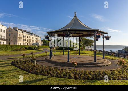 Le kiosque à musique de Crescent Gardens à Filey, dans le North Yorkshire, en Angleterre. Pris sur une belle matinée ensoleillée et les roses sont en fleur. Banque D'Images