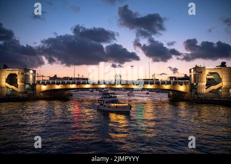 Istanbul, Turquie. 06th août 2022. Un yacht vu naviguant sous le pont historique de Galata avec les nuages se formant pendant le coucher du soleil à Istanbul. Crédit : SOPA Images Limited/Alamy Live News Banque D'Images