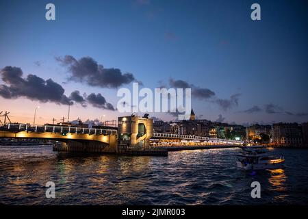 Istanbul, Turquie. 06th août 2022. Pont historique de Galata et tour de Galata vus pendant le coucher du soleil à Istanbul. Crédit : SOPA Images Limited/Alamy Live News Banque D'Images