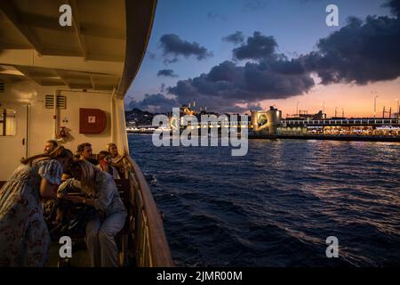 Istanbul, Turquie. 06th août 2022. Les passagers vus sur les lignes de la ville ferry dans le pont historique de Galata pendant le coucher du soleil à Istanbul. Crédit : SOPA Images Limited/Alamy Live News Banque D'Images